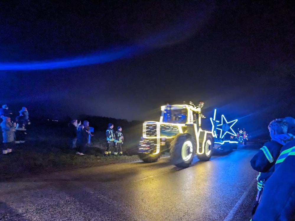 Die Lichterfahrt auf ihrem Weg durch die Gemeinde.