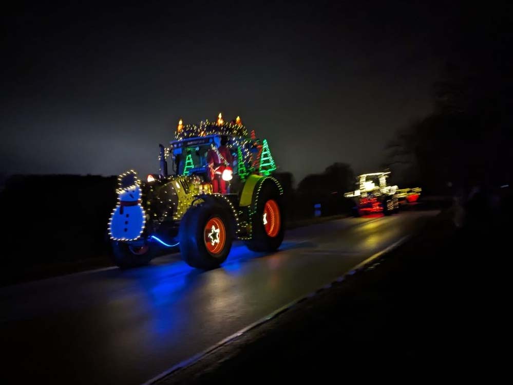 Die Lichterfahrt auf ihrem Weg durch die Gemeinde.