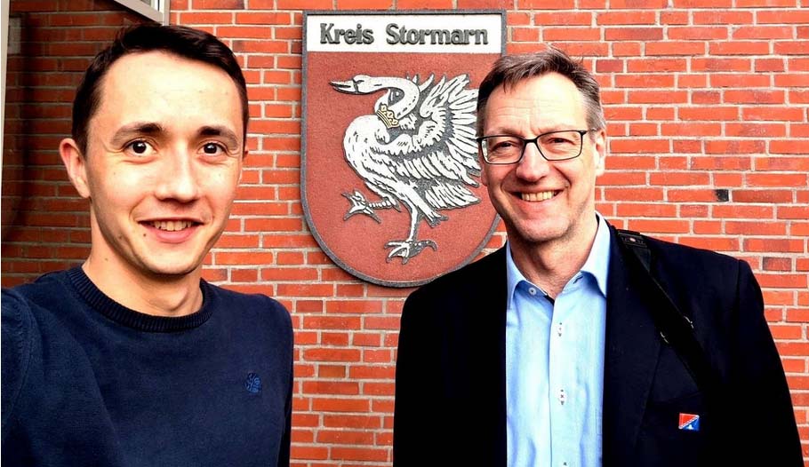 Christopher Schirk und Bürgermeister Martin Oldenburg freuen sich über die Entwicklung in Sachen Radweg.