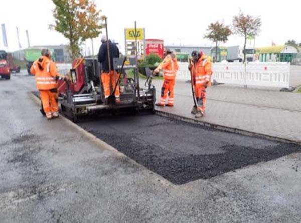 Arbeiter sanieren zum Teil mit schwerem Gerät die Straßenbeläge im Stubbendorfer Gewerbegebiet.
