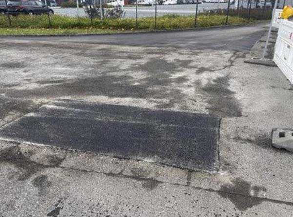 Arbeiter sanieren zum Teil mit schwerem Gerät die Straßenbeläge im Stubbendorfer Gewerbegebiet.