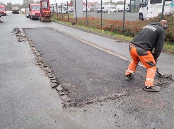 Arbeiter sanieren zum Teil mit schwerem Gerät die Straßenbeläge im Stubbendorfer Gewerbegebiet.