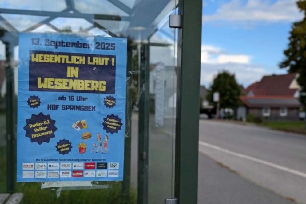 Ein Plakat mit der Aufschrift „Wesentlich laut! 13. September 2025 in Wesenberg” klebt an einer Bushaltestelle der Gemeinde.